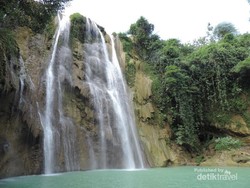 Air Terjun Cantik di Tuban, Warnanya Hijau Toska!
