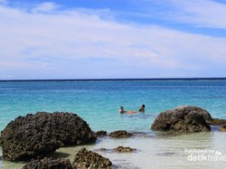 Ajaib! Wisatawan Bisa Terapung di Air Pantai Tureloto, Nias