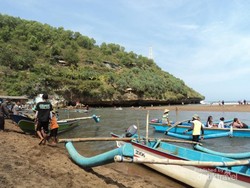Akhir Pekan di Gunungkidul, Yuk Main Air di Pantai Baron