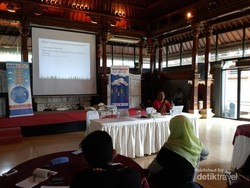 Akhir Pekan di TMII, Nonton Film Luar Angkasa Sambil Tiduran