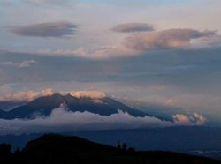 Akhir Pekan, Nikmati Pemandangan Gunung Salak dari Puncak