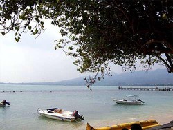 Akhir Pekan Penuh Cerita di Pantai Carita