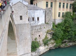 Aksi Nekat Lompat dari Jembatan di Bosnia