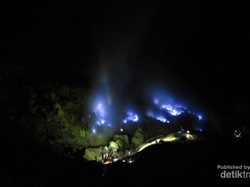 Aneh Bin Ajaib, Ada Api Berwarna Biru di Kawah Ijen