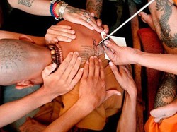 Angelina Jolie Bikin Tato di Kuil Thailand Ini