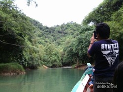 Asiknya Naik Perahu ke Curug Cikaso Sukabumi