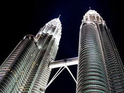 Astaga! Menara Petronas Terbakar, Ratusan Orang Dievakuasi