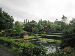 Asyik! Air di Taman Narmada, Lombok Bikin Awet Muda