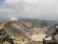Asyiknya Akhir Pekan di Puncak Gunung Sibayak