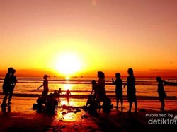 Asyiknya Berenang Bareng Sahabat di Pantai Pangandaran