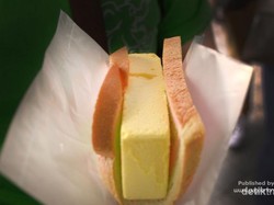 Asyiknya Jajan Es Krim Potong Singapura