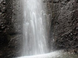 Asyiknya Main Air di Curug Nangka, Bogor