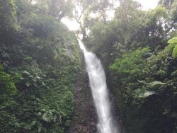Asyiknya Main Basah-basahan di Curug Ciparay