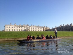 Asyiknya Naik Gondola Bukan di Venesia, Tapi di Kampus Cambridge