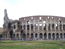 Awas! Dicegat Gladiator di Colosseum