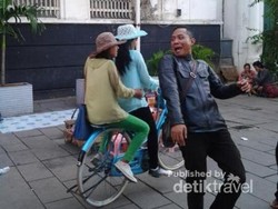Awas Diserempet Onthel di Kota Tua!