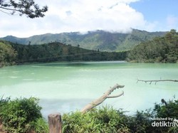 Bagaimanapun Cuacanya, Telaga Warna Tetap Cantik