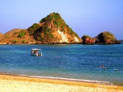 Bali? Bukan, Pantai Kuta Ini Ada di Lombok