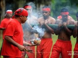 Bambu Gila, Pertunjukan Berbalut Mistis di Maluku