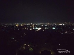 Bandung di Kala Malam dari Atas Ketinggian: Romantis