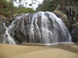 Banyu Anjlok, Wisata Air terjun Sekaligus Pantai