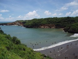 Baron, Pantai yang Terlihat Cantik Dari Atas Tebing