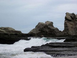 Batu-Batu Karang yang Eksotis di Pantai Klayar