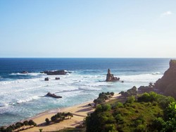 Batu Karang Unik yang Jadi Ikon Pantai Buyutan