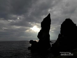 Batu Layar, Spot Menanti Sunset Cantik di Ambon
