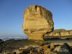 Batu Payung, Pantai Unik dengan Batu menyerupai Payung