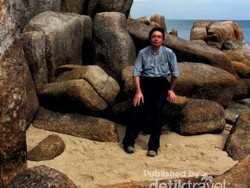 Batu Raksasa Mirip Alat Kelamin Pria