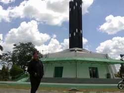 Bayangan Bisa Hilang Saat Berdiri di Tugu Khatulistiwa!