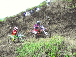 Beda! Offroad di Puncak Lewat Kebun Teh Indah