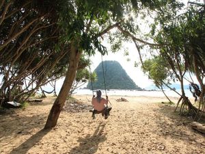 Begini Keindahan Pantai Pulau Merah di Banyuwangi