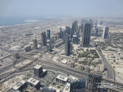 Begini Rasanya Naik ke Atas Gedung Tertinggi di Dunia