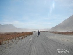 Begini Serunya Touring Motor di Lautan Pasir Bromo