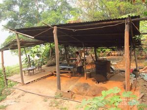 Beginilah Whisky Ular di Laos