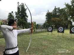 Belajar Memanah di Candi Prambanan, Bisa!