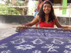 Belajar Menenun Kain Ikat di Desa Moni, Flores