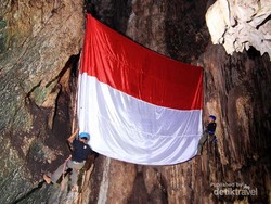 Bendera Raksasa di Gua Pawon