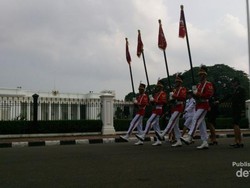 Berakhir Pekan di Jakarta, Asyiknya Nonton Pergantian Paspampres