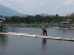 Berakit-rakit di Situ Bagendit