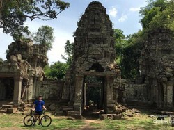 Beramal dengan Wisata Sepeda di Kawasan Angkor Wat, Kamboja