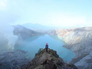 Berburu Blue Fire Kawah Ijen