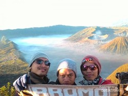 Berburu Golden Sunrise di Puncak Bromo