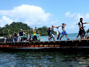 Berburu Ikan Laut Segar dari Pantai Sendangbiru