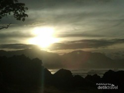 Berburu Sunrise Ciamik Pantai Pelabuhan Ratu