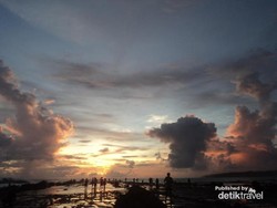 Berburu Sunset Cantik di Pantai Tanjung Layar, Sawarna
