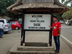 Berburu Suvenir di Desa Sade, Lombok