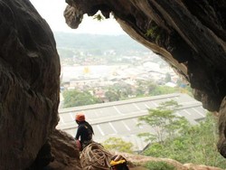 Berdebar! Sensasi Panjat Tebing di Bandung Barat